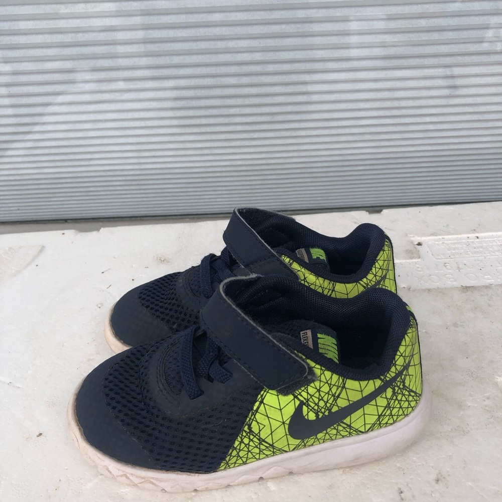 Nike Kids Toddler Boy’s Black and Neon Green Sneakers Size 8C